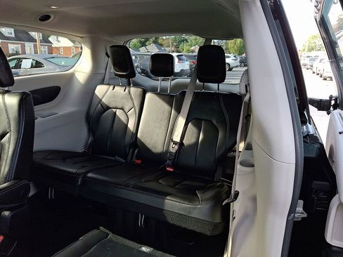 Used 2024 Chrysler Pacifica Touring-L image 13