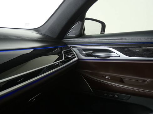 Used 2021 BMW 740i w/ M Sport Package image 27