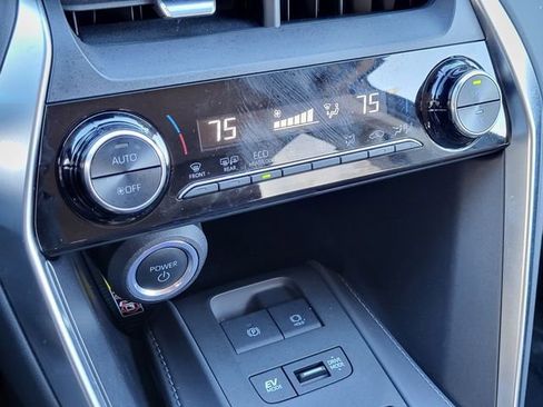 Used 2023 Toyota Venza LE image 24