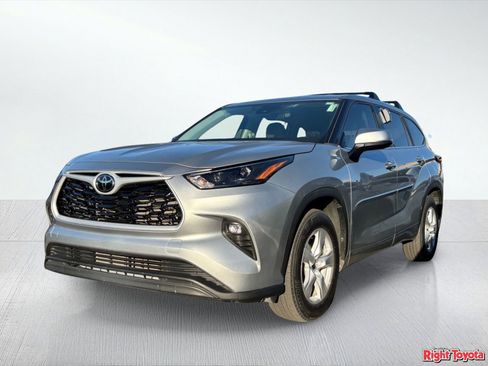 Used 2023 Toyota Highlander LE FWD image 2