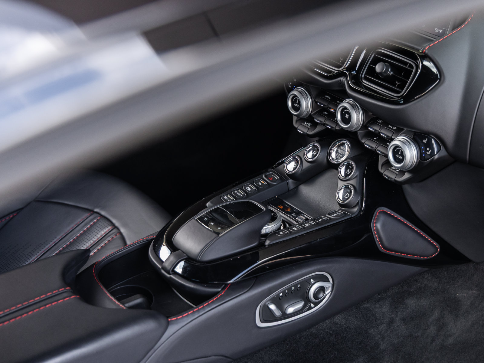 Used 2023 Aston Martin V8 Vantage Coupe RWD image 39