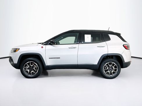Used 2025 Jeep Compass Trailhawk AWD/4WD image 4