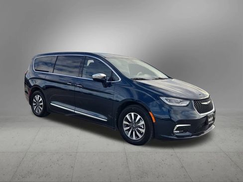 Used 2022 Chrysler Pacifica Limited image 8
