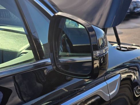 Used 2023 Kia Sorento EX image 31