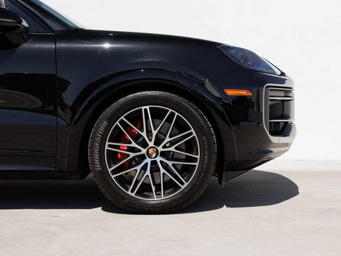 Certified 2026 Porsche Cayenne GTS AWD/4WD image 11