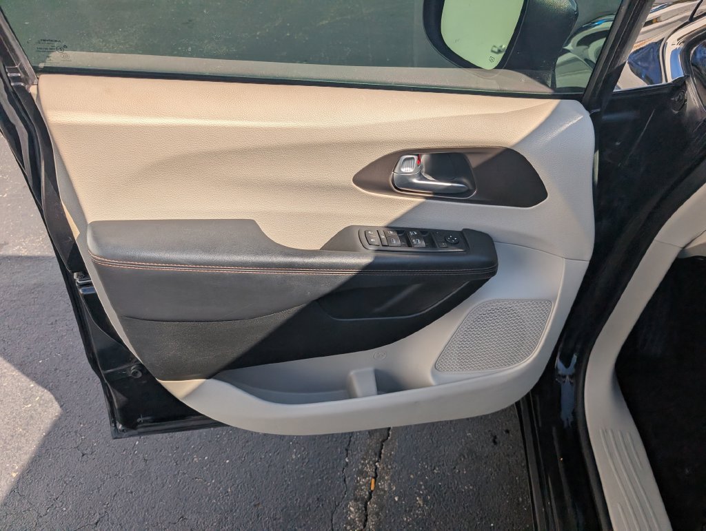 Used 2018 Chrysler Pacifica Touring FWD image 12