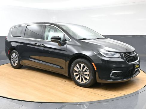 Used 2023 Chrysler Pacifica Touring-L FWD image 3