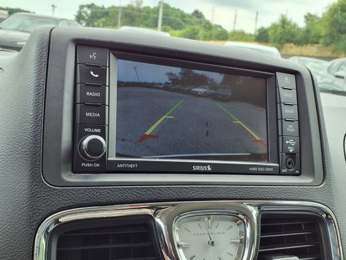 Used 2015 Chrysler Town & Country Touring-L w/ Driver Convenience Group FWD image 7