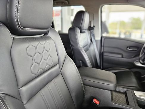 Certified 2024 Nissan Frontier 2WD Crew Cab image 14