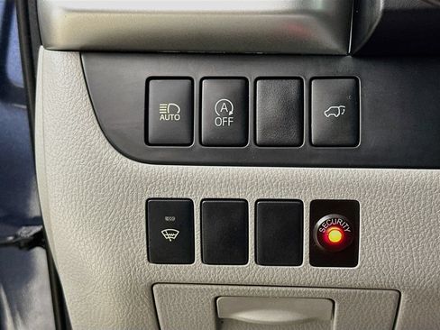 Used 2017 Toyota Highlander Plus FWD image 12