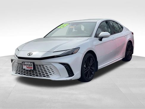 Used 2025 Toyota Camry XSE AWD/4WD image 2