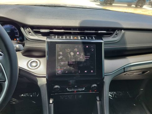 Used 2025 Jeep Grand Cherokee Laredo X RWD image 19