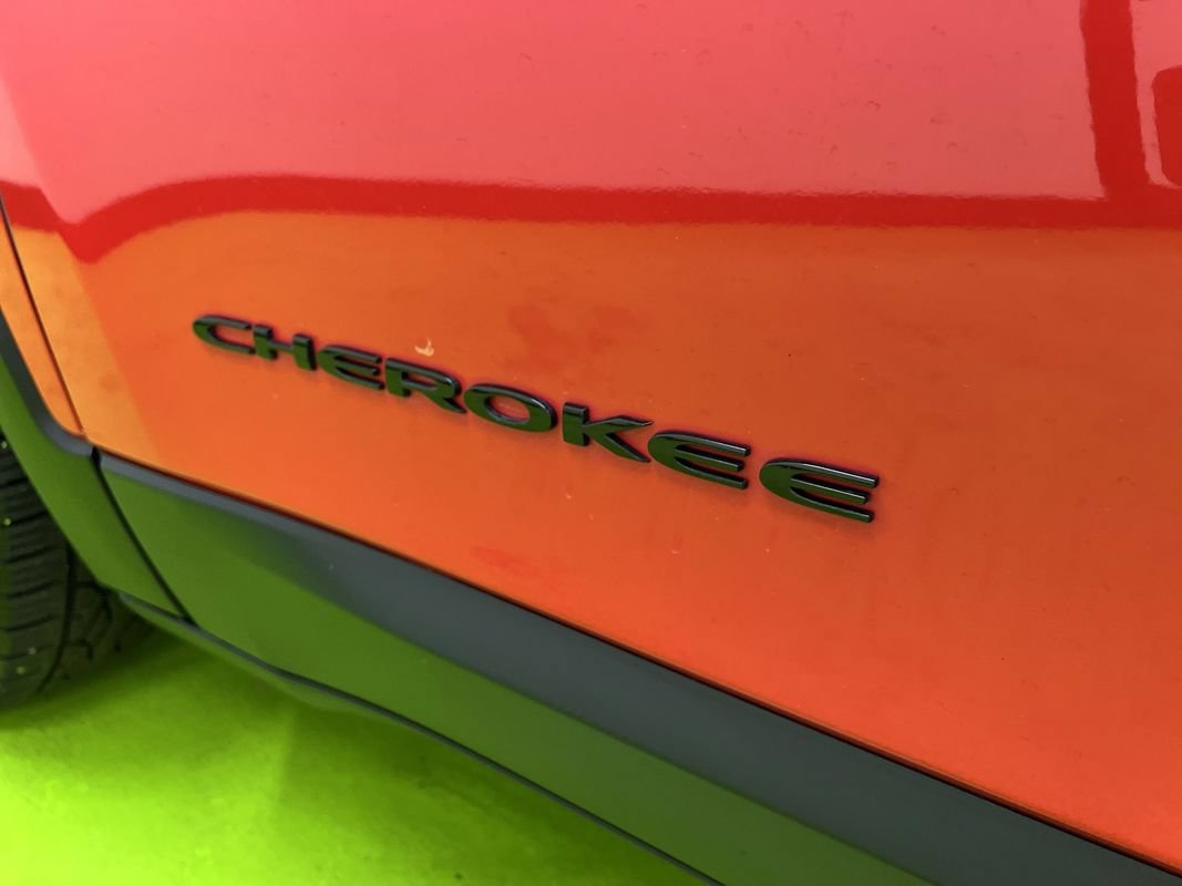 Used 2018 Jeep Cherokee Latitude w/ Altitude Package AWD/4WD image 15