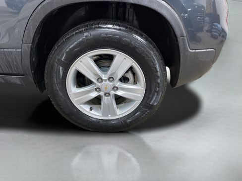 Used 2021 Chevrolet Trax LT w/ LT Convenience Package image 9