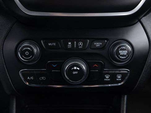 Used 2019 Jeep Cherokee Latitude Plus w/ Cold Weather Group FWD image 35