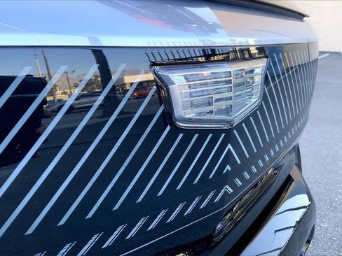 Used 2025 Cadillac Optiq Luxury 1 image 31