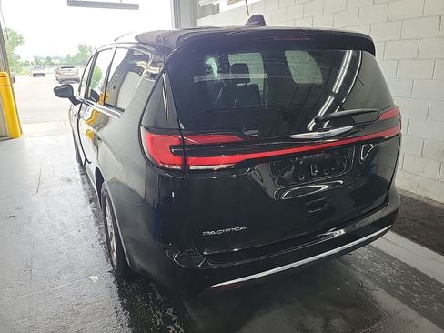 Used 2024 Chrysler Pacifica Touring-L FWD image 4