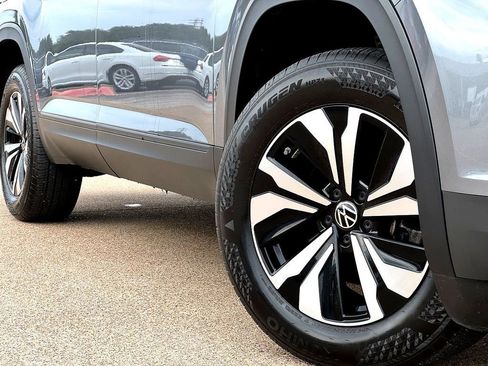 Certified 2025 Volkswagen Atlas SE FWD image 2