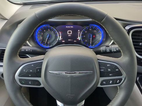 Certified 2024 Chrysler Pacifica Touring-L image 32