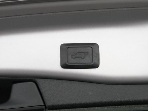 Used 2019 Toyota RAV4 Limited AWD/4WD image 39
