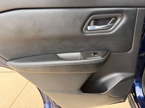 Used 2025 Nissan Rogue SV AWD/4WD image 12