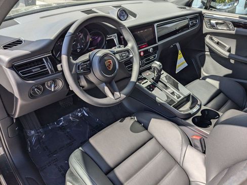 Certified 2025 Porsche Macan image 4