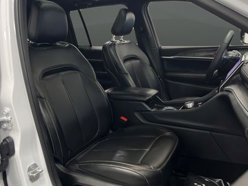 Used 2025 Jeep Grand Cherokee Limited w/ Luxury Tech Group II AWD/4WD image 24