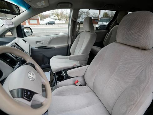 Used 2014 Toyota Sienna LE FWD image 36