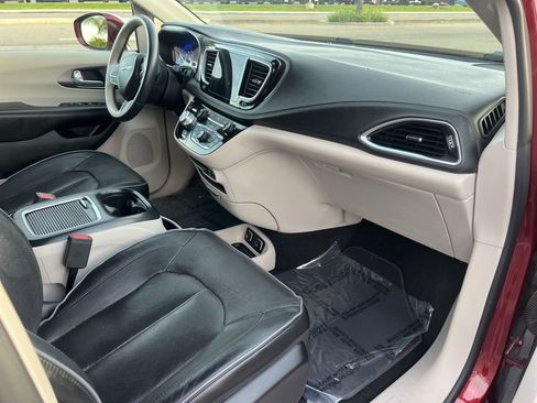 Used 2018 Chrysler Pacifica Limited image 30
