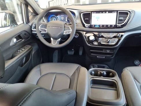 New 2027 Chrysler Pacifica Select FWD image 4