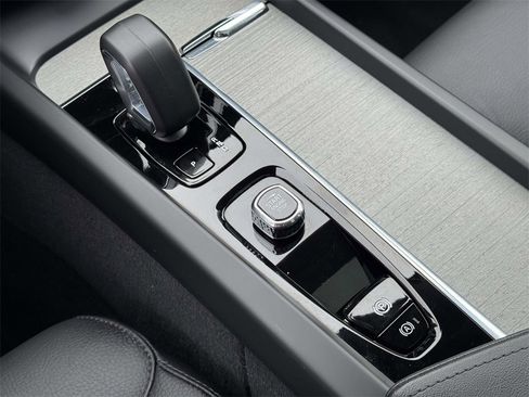 Certified 2025 Volvo XC60 B5 Plus image 28