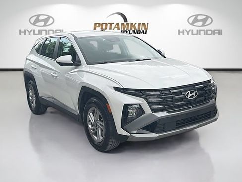 Certified 2025 Hyundai Tucson SE FWD image 3