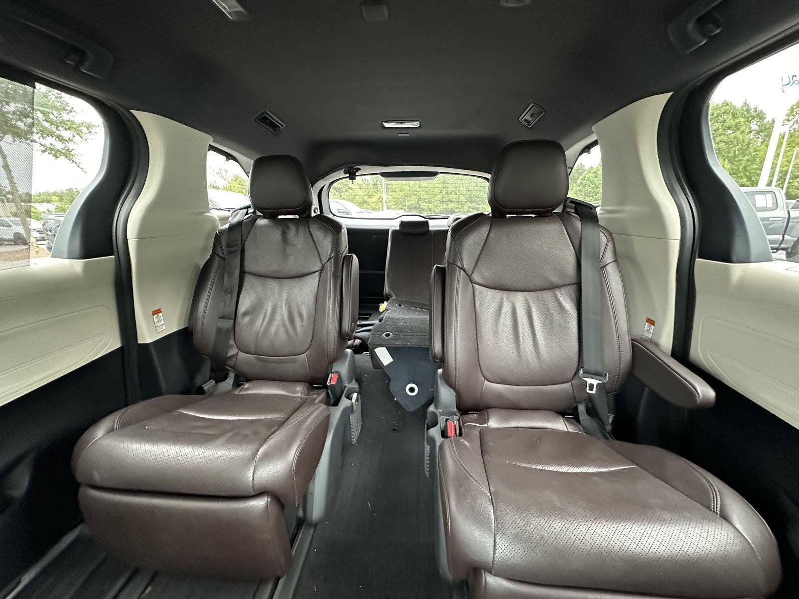 Used 2023 Toyota Sienna Platinum AWD/4WD image 12