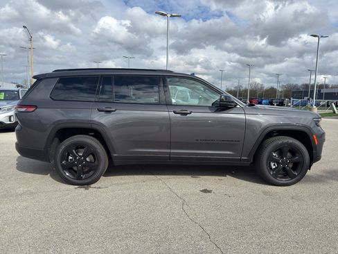 New 2025 Jeep Grand Cherokee L Limited w/ Black Appearance Package AWD/4WD image 4