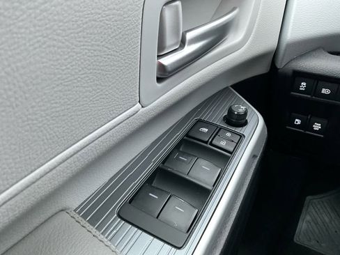 Used 2025 Toyota Sienna XLE image 24