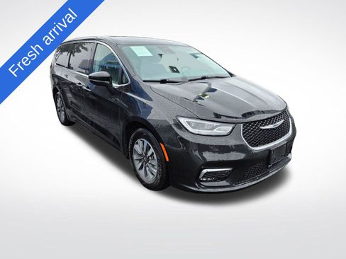 Used 2023 Chrysler Pacifica Touring-L FWD image 1
