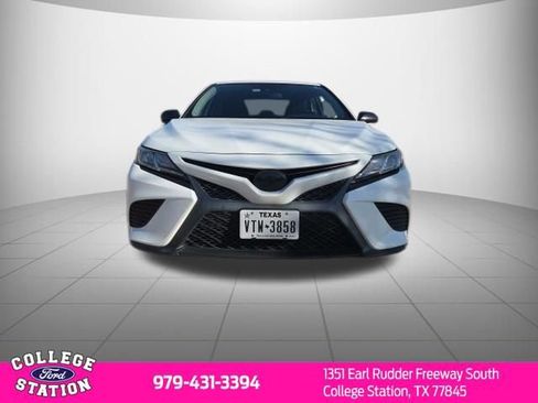 Used 2020 Toyota Camry SE FWD image 2
