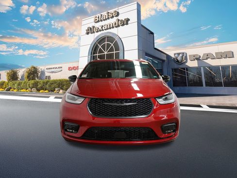 New 2026 Chrysler Pacifica Limited image 13