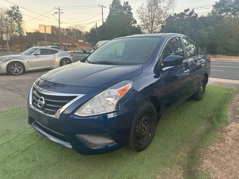 Used 2019 Nissan Versa SV image 3