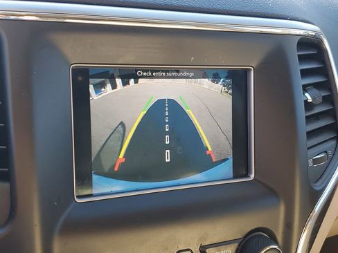 Used 2019 Jeep Grand Cherokee Laredo image 21