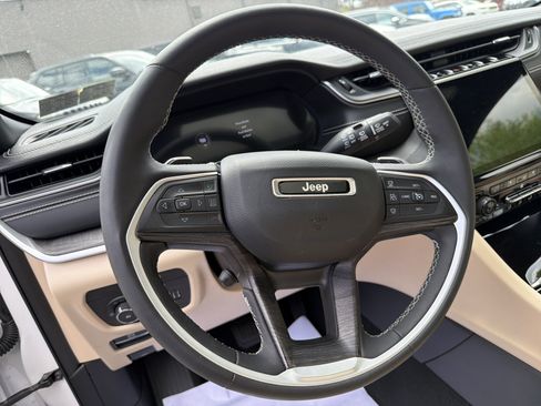 Certified 2023 Jeep Grand Cherokee Limited w/ Luxury Tech Group II AWD/4WD image 17