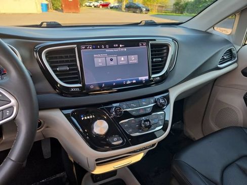 Used 2024 Chrysler Pacifica Touring-L FWD image 15
