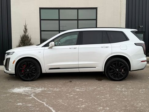 Used 2024 Cadillac XT6 Sport image 2