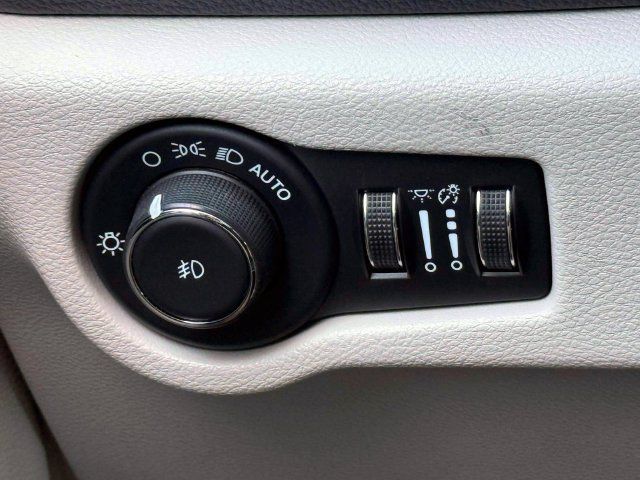 Certified 2024 Chrysler Pacifica Limited FWD image 24
