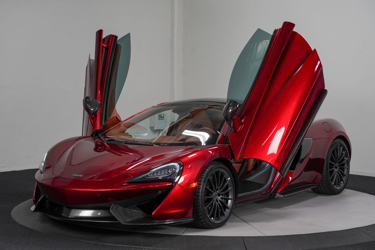 Used 2017 McLaren 570S RWD image 3