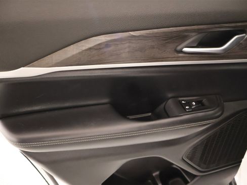 Used 2023 Jeep Grand Cherokee Limited image 16