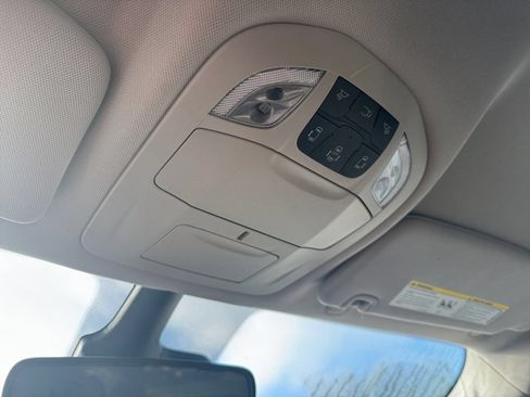 Used 2024 Chrysler Pacifica Limited FWD image 38