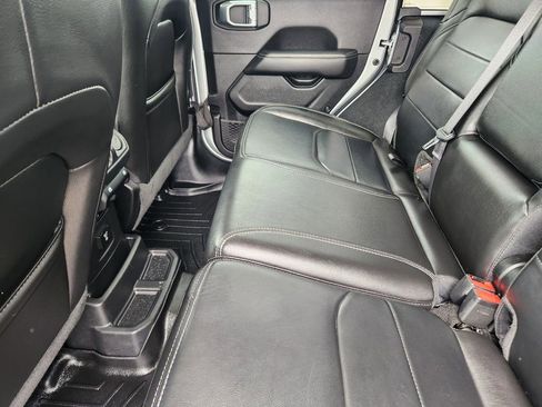 Used 2022 Jeep Wrangler Unlimited Sahara w/ Cold Weather Group AWD/4WD image 32