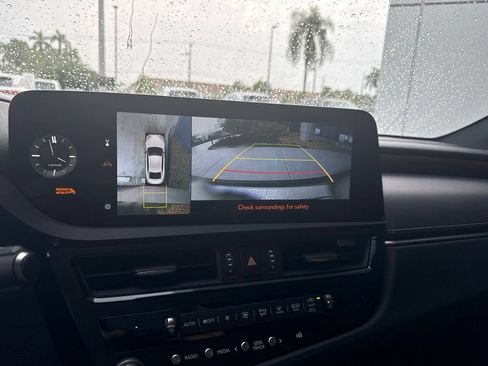 Used 2025 Lexus ES 300h Ultra Luxury w/ Accessory Package (Z1) FWD image 3