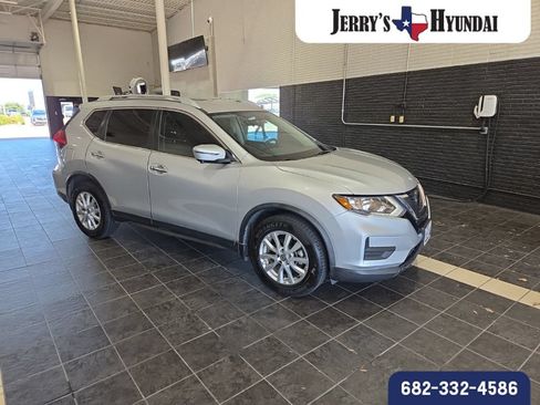 Used 2018 Nissan Rogue SV w/ Premium Package FWD image 2